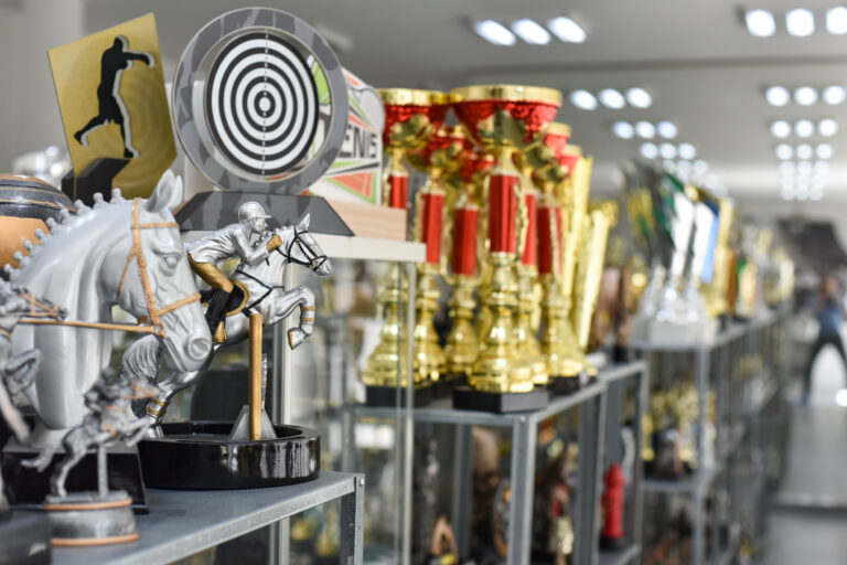 Statuetki jeździeckie i figurki konia