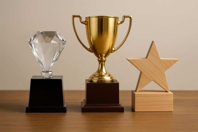 Szklana statuetka, metalowa i drewniana